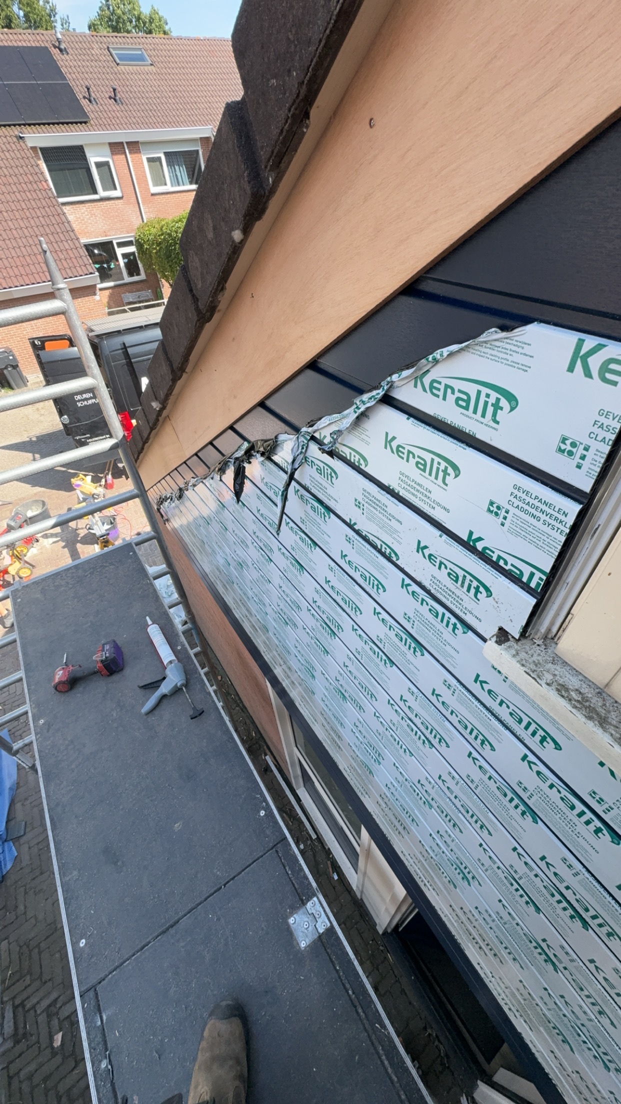 Complete gevel oud gevelbekleding vervangen voor Keralit 