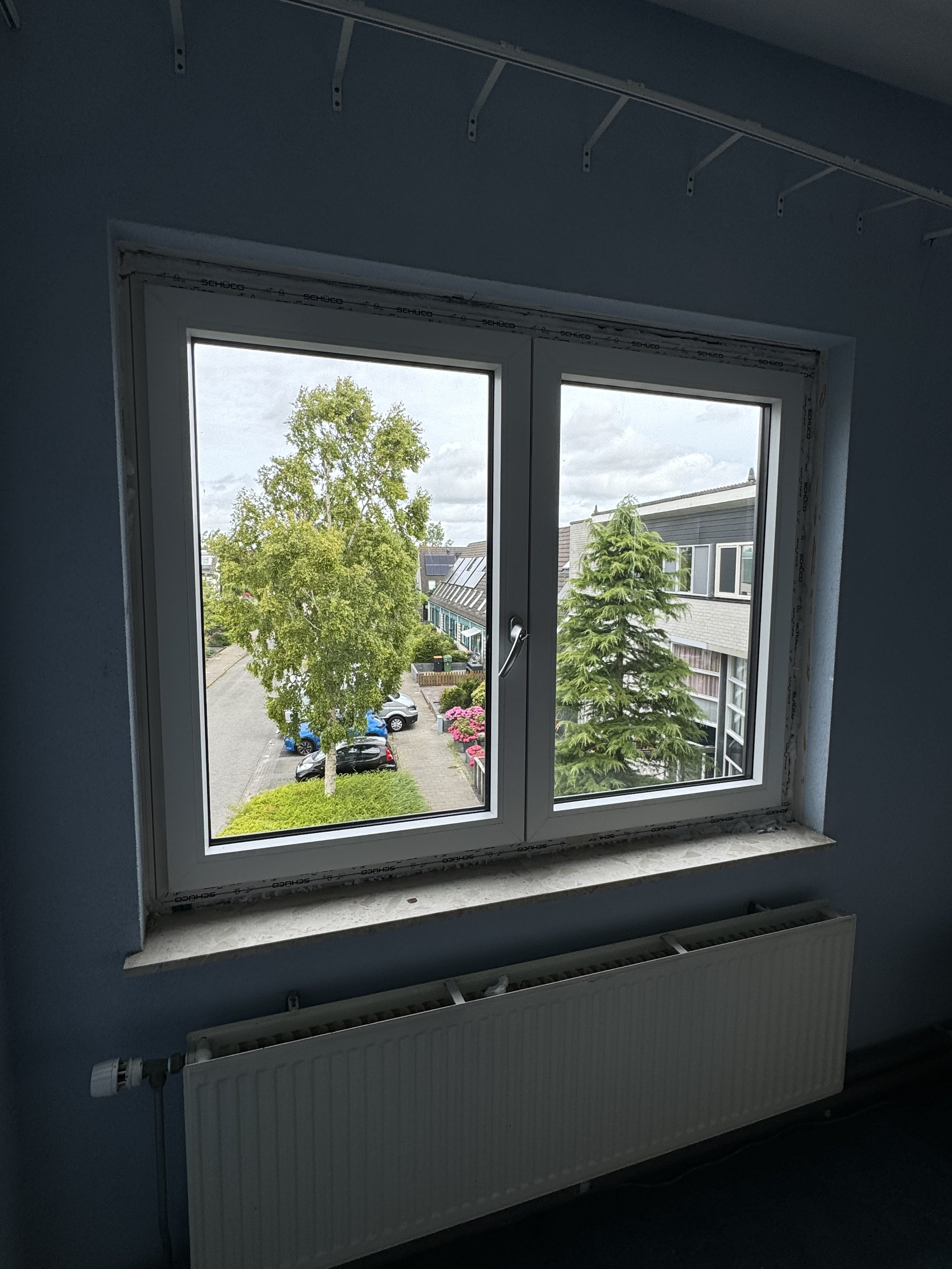 Binnenafwerking maken en een op maat gemaakte vensterbank monteren.