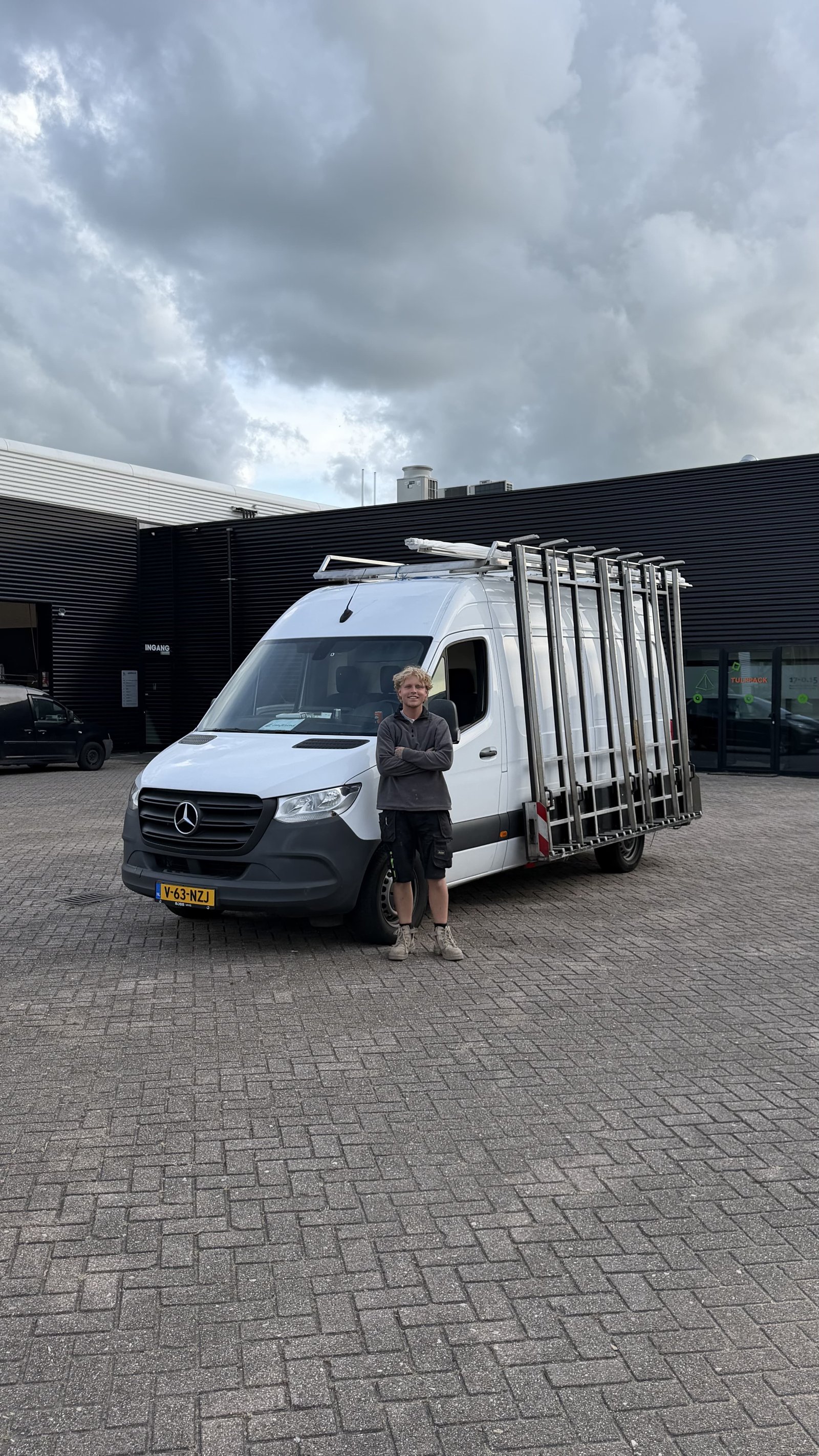 Duncan Bolsenbroek met de bedrijfsbus van Veloure Geveltechniek voor glaswerk in Opmeer en West-Friesland