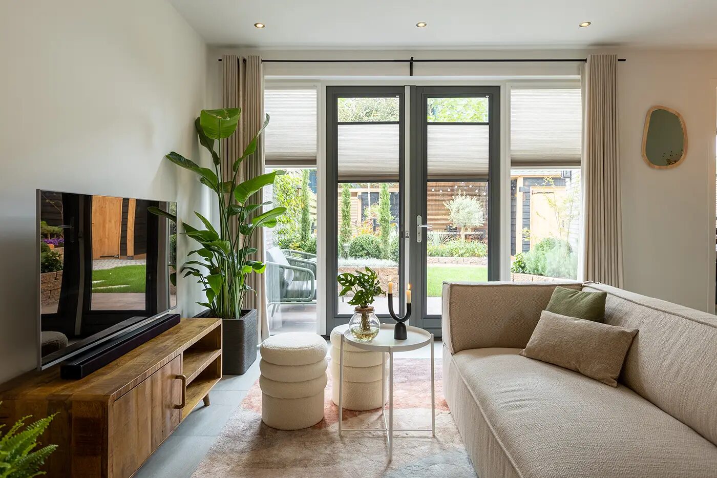 KeJe raamdecoratie in stijlvolle woonkamer